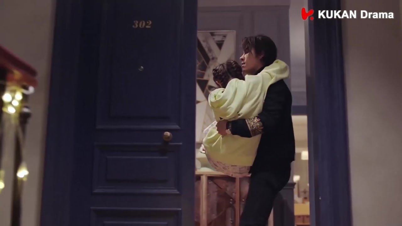 У хозяйки заболел живот, богач подхватил ее и побежал в больницу