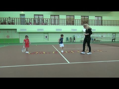 Видео: Большой теннис. Работа ног на лестнице. Часть 1. ОФП.