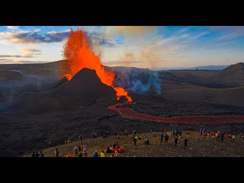 Исландский вулкан извергает 300 метровые фонтаны лавы! И его можно купить! #Iceland #volcano