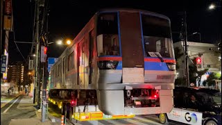 【6311F  西高島平方先頭車両 廃車陸送】都営6300形6311編成（二次車）の先頭車両（１号車）が山広運輸のトラックに載せられて西台駅下を低速通過するシーン（2023.11.22深夜）