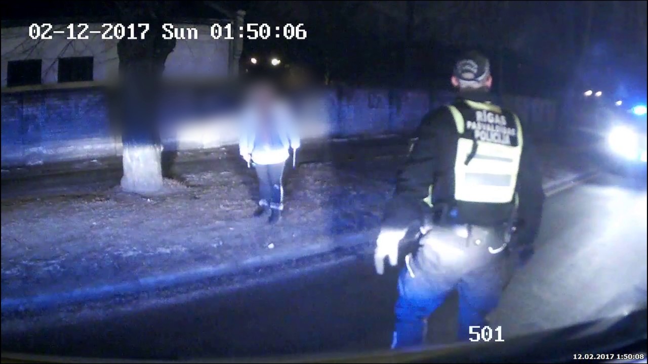 Policisti aiztur agresīvu ar nazi bruņojušos sievieti