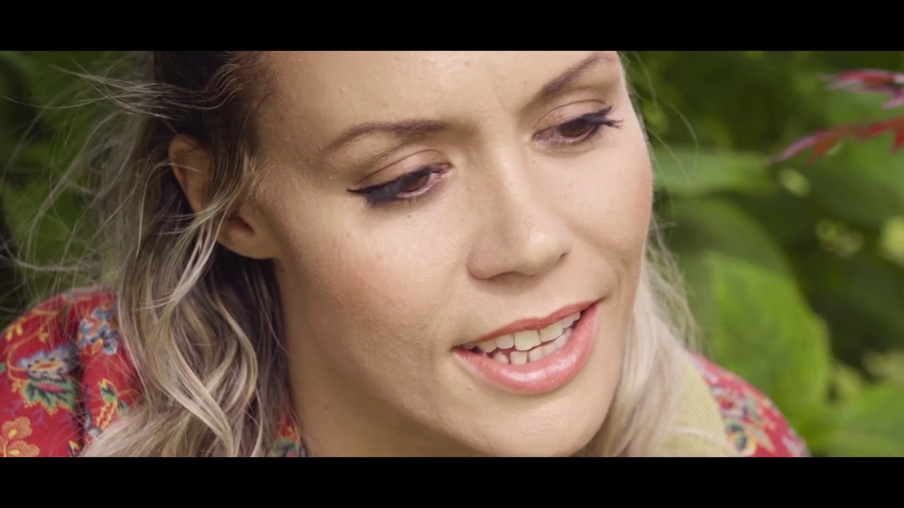 Guarda Marta Ferradini - Martarossa (Official Video) su YouTube Guarda Marta Ferradini - Martarossa (Official Video) su YouTube