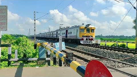 Fast & Furious Katwa-Howrah EMU Local Speedly Crossing out Railgate