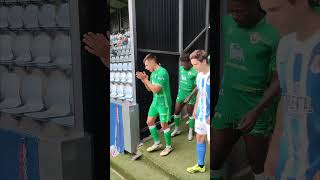 La R. S. Gimnástica de Torrelavega y el Rayo Cantabria salen al terreno de juego.