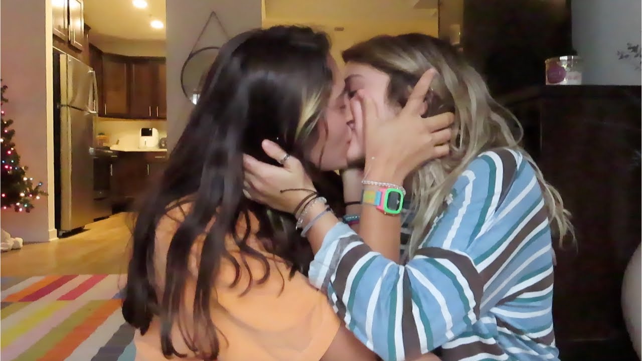 Girls Kiss Each Other And Get Their Pussy Fingered