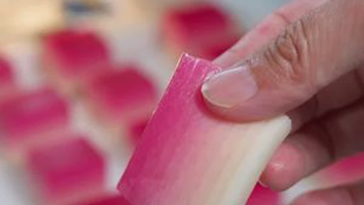 火龙果渐变马蹄千层糕~这样做出来甜度适中，Q弹爽口~高颜值又美味，家人吃到赞不绝口，家庭版详细配比和做法分享给你们