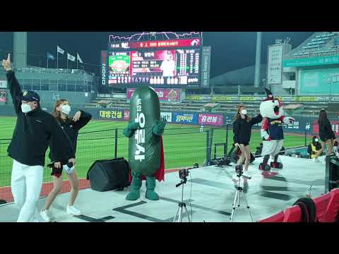 201021 응원하는 <strong>우루사</strong>, kt위즈 vs 삼성