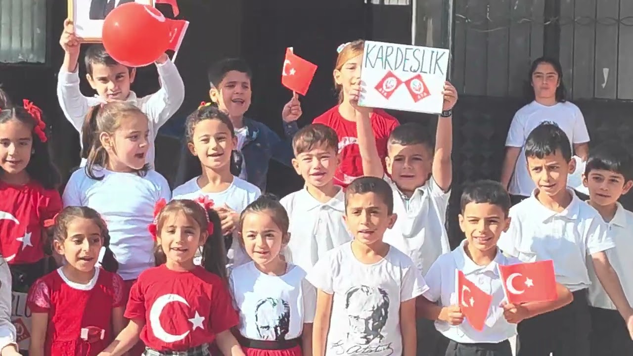 2 B Sınıfı 29 EKİM GÖSTERİSİ Çay MAH. İLKOKULU