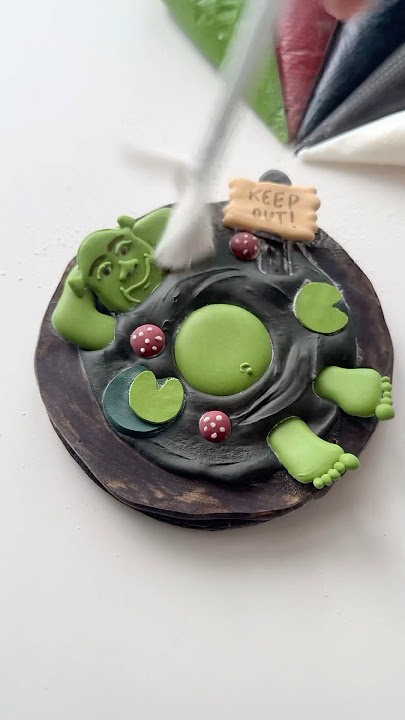 Shrek cookie💚🤎 royal icing 101 linked in my bio #cookiedecorating #oddlysatisfying #asmr