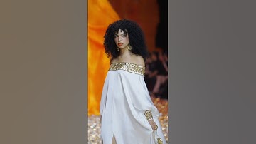 Model tây diện thiết kế từ lụa truyền thống trong BST Golden Heritage