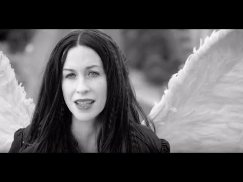 Alanis Morissette Performs her Song \