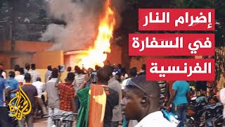 شاهد| متظاهرون يضرمون النار بالسفارة الفرنسية في بوركينا فاسو