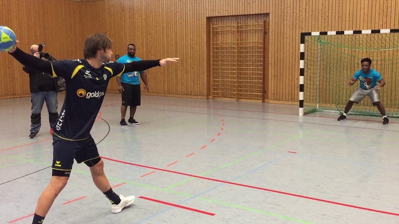 Handball 7-meter Werfen Nach Verlängerung Uwe Gensheimer mit dem Dreher gegen The New Day/WWE - YouTube