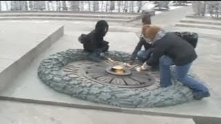 Ii. Dünya Savaşı Anıtında Pişirilen Yumurta Ve Sosise Hapis Cezası