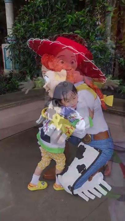 Disneyland Character Meet & Greets Gwen Hugs Jessie