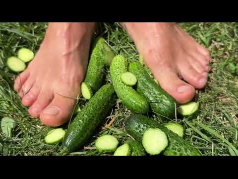 I massage the bare feet🥒