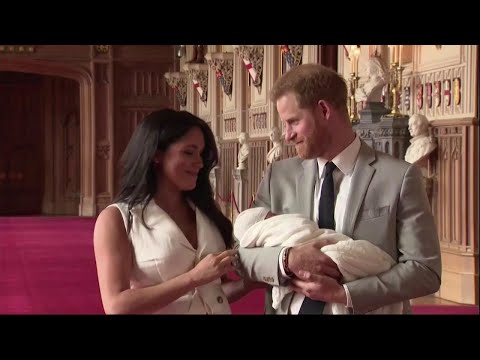 Royal baby, Harry e Meghan presentano il primogenito: "È calmo e dolcissimo, un sogno"