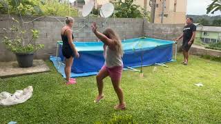 Montando a piscina da filhota!