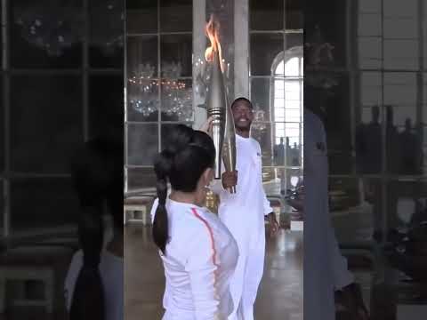🤩 Kimpembe et Salma Hayek portent la flamme olympique dans la Galerie des Glaces ! #olympics2024
