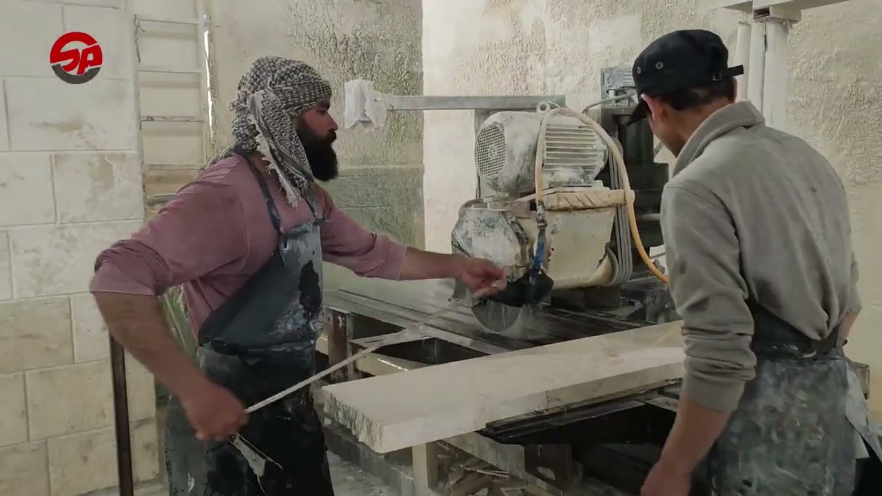 يعمل العمال في منشرة الحجر حتى في الصيام على الرغم من مشقته  لتحصيل رزقهم