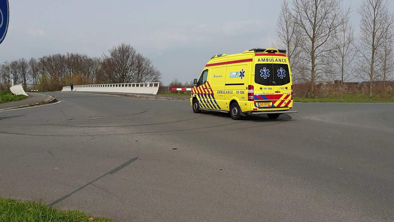 Ambulance 19104 met spoed onderweg naar het Adrz ziekenhuis in goes na een melding in kapelle