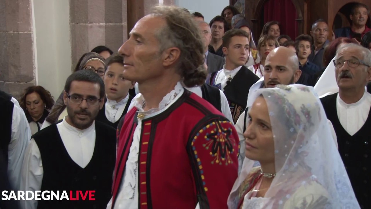 Matrimonio Busachese 2017: il Coro di Busachi canta S'Aneddu agli sposi