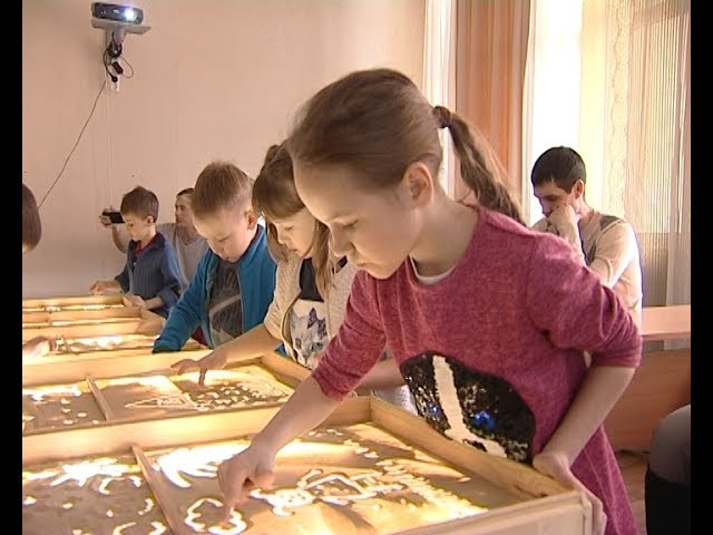 Дети рисуют песком: в студии «Знайка» прошел конкурс на лучший песочный рисунок