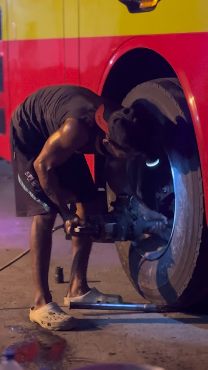 Ganti Ban Bus. Pakai Impact Compressor