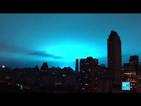 Vidéo: Étrange Lumière Bleue Dans Le Ciel Nocturne De New York