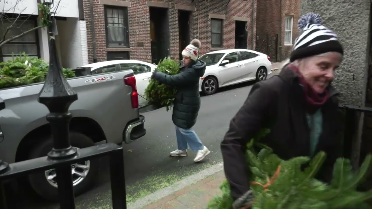 Beacon Hill Decorates The Gas Lamps for the Holidays