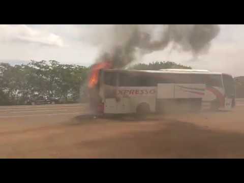 Ônibus pega fogo na BR-163, região de Dourados