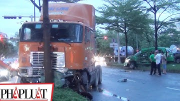 PLO - Container húc bẹp taxi, tài xế mắc kẹt, nguy kịch