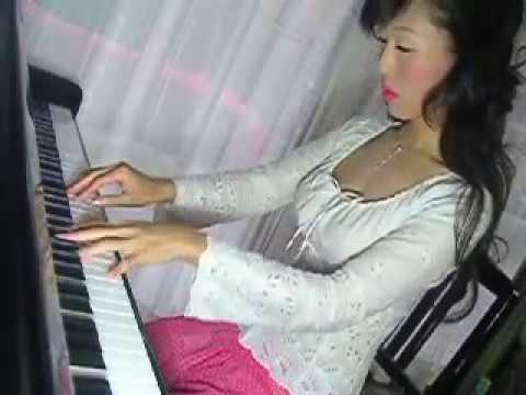 Tomoyo HARADA "Cynthia" on the piano