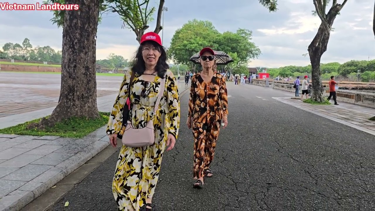 នាំបងប្អូនខ្មែរទៅកម្សាន្តនៅទីក្រុងហ្វេ - ទេសចរខ្មែរ