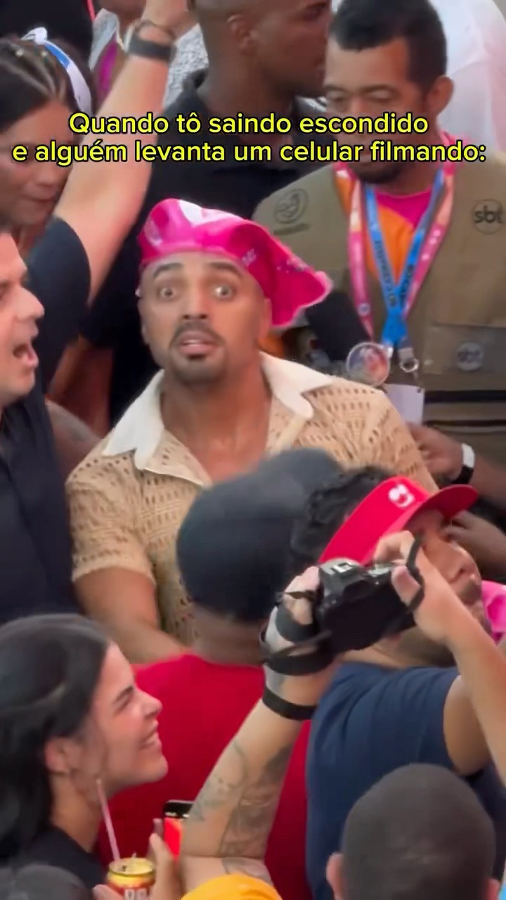Quando to saindo escondido é alguém levanta o celular filmando.  #memes #humor
