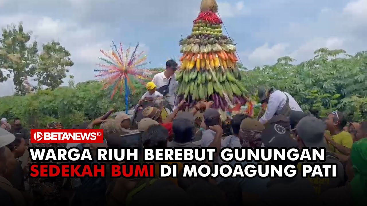 Warga Riuh Berebut Gunungan Sedekah Bumi di Mojoagung Pati
