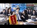 穷小子重回18岁,开局见义勇为逆转口碑,觉醒第二人生系统,果断拒绝做校花的舔狗!预测股市走势,将350万资金翻至5000万,逆袭登顶首富,无数美女蜂拥而至!