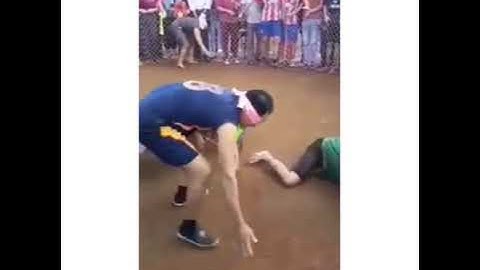 Cười vỡ bụng với trò chơi bịt mắt bắt vịt