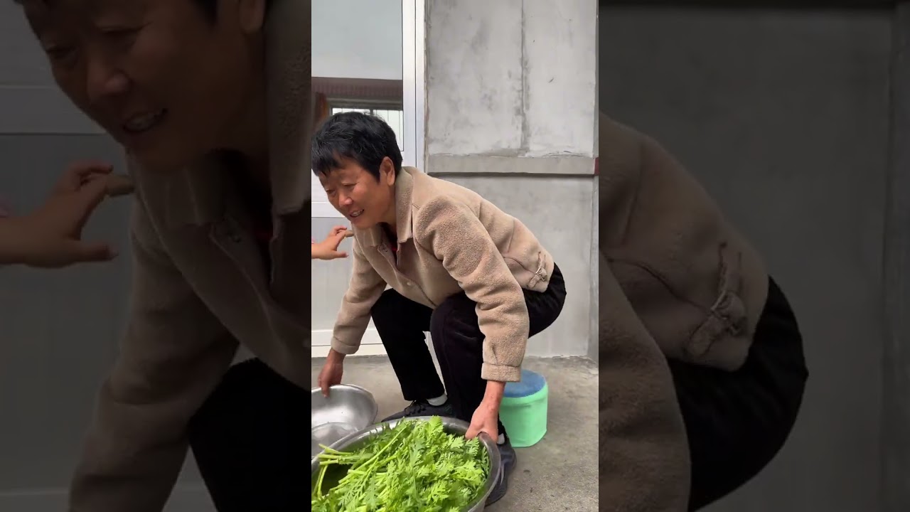 天冷了，你家孩子几天换一次衣服？在农村放养的孩子一天得换两套，看着孩子开心的样子，一切都值得了#记录我的农村生活 #农村孩子的童年 #柴米油盐烟火气 @DOU+上热门