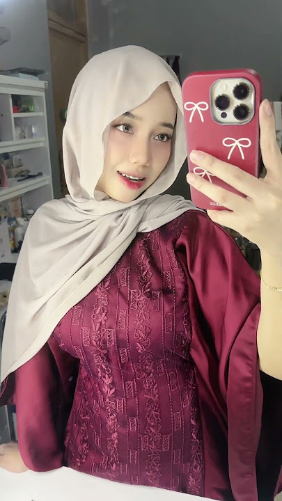 awek melayu baju kurung merah