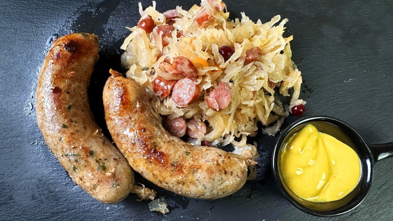 Тушеная квашеная капуста с колбасками по-мюнхенски