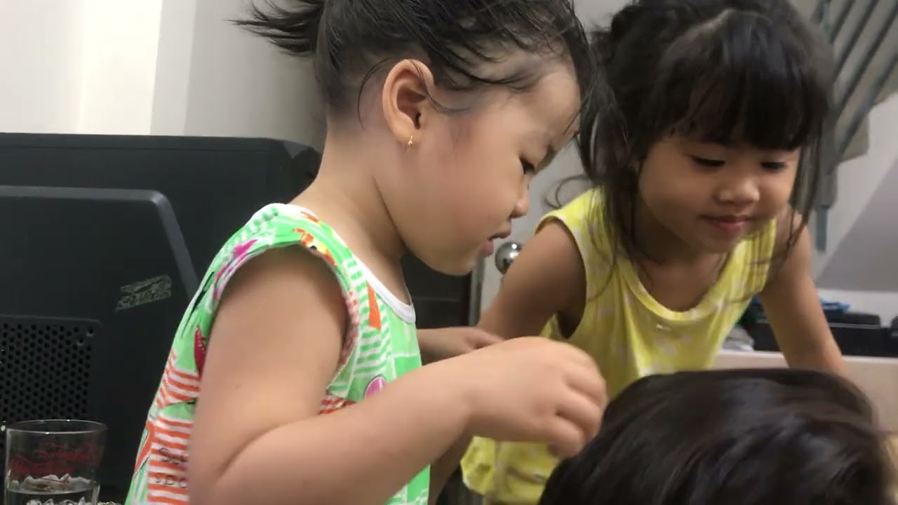 Hai bé nhổ tóc bạc cho mẹ