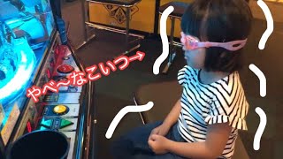 ゲームセンターでゴーグル付けてる女の子 【A cute girl with goggles at the game center】