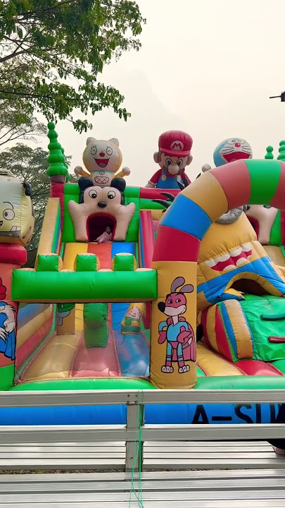 Fun minion yellow balloon palace