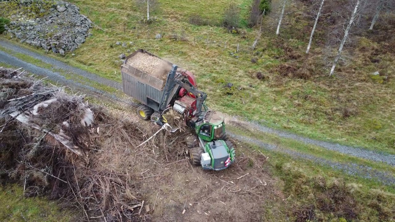 NR. 4.  John-Deere Flisare kör i Fagerhult Den 12 November 2025.