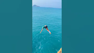 القفز في البحر سباح 