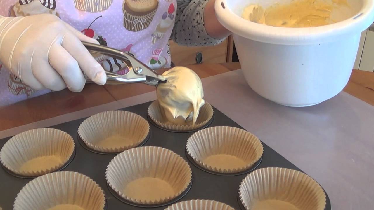 Receta de cupcakes de vainilla decorados con flores de merengue suizo