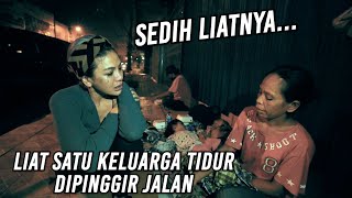 BAGI  BAGI MAKANAN, MEREKA TIDAK PUNYA TEMPAT TINGGAL.. PINGGIR JALAN JADI TEMPAT TIDUR MEREKA