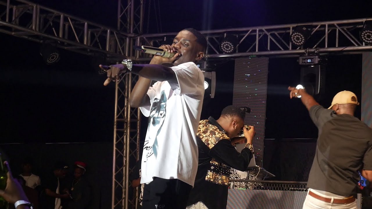 TAZAMA KUFURU YA DOGO PATEN APAGAWISHA MASHABIKI AMPANDISHA RAYVANNY JUKWAANI AMPA POLE DOGO SAJENT