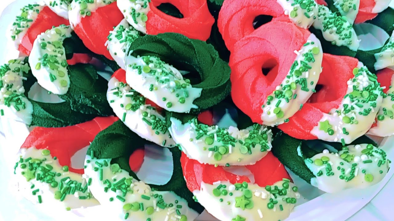 THESE CHRISTMAS COOKIES ARE TOO CUTE TO EAT || WHITE CHOCOLATE & SPRINKLES MAGIC